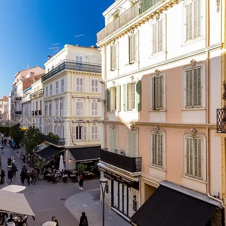 Centrally Located Modern 2 Bed Apartment In Cannes With Aircon And High Ceilings And Modern Design 696